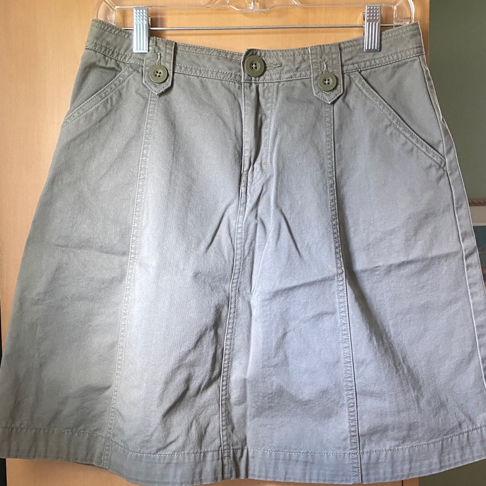 Tommy Hilfiger olive green skirt w/ 2 front pockets button and zipper enclosure